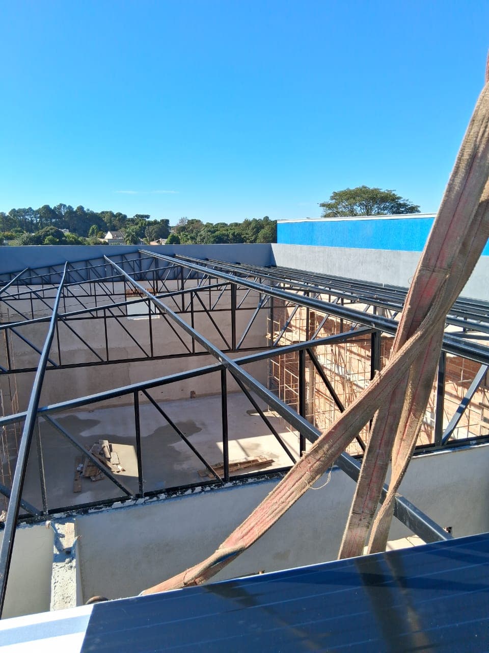 Cobertura metálica instalada em área externa